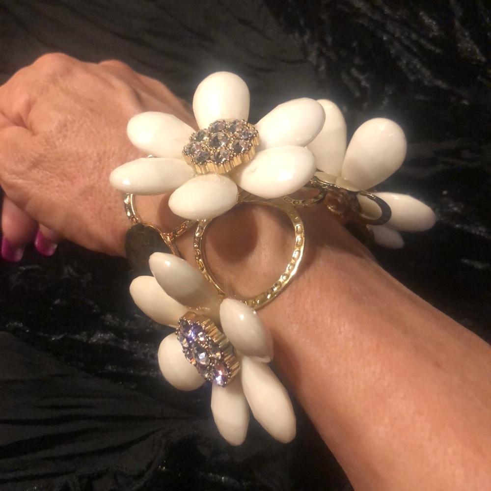 Beautiful Unique Flower Crystal Bracelet!